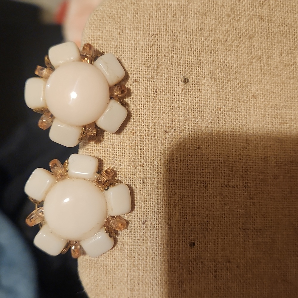 💍 ** BUY ONE GET ONE FREE ** Cute flower vintage clip on earrings